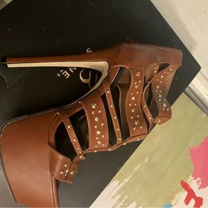 6” heel SZ 7.5 new in box. Chestnut brown with gold studs!with 2 “ platform